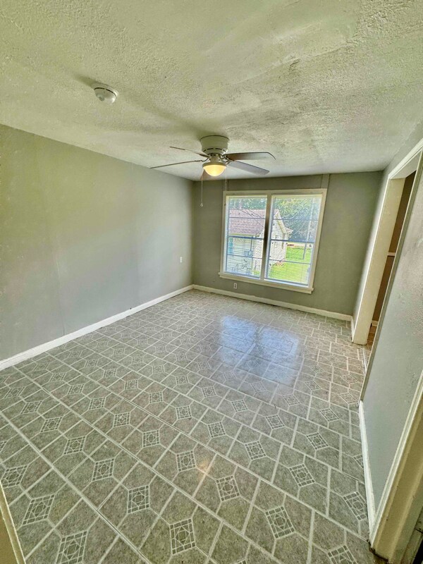 Foto del edificio - 4265 Woodlawn St