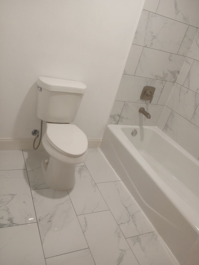 Bath 2 - 712 W Bond St