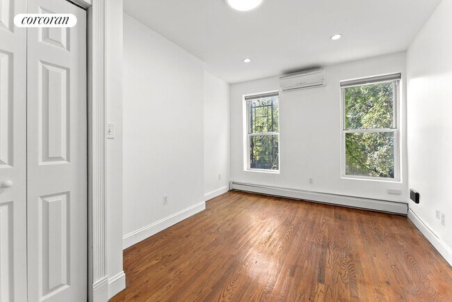 Building Photo - 944 Pacific St