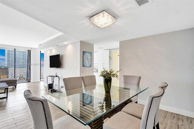 Foto del edificio - 3000 Island Blvd