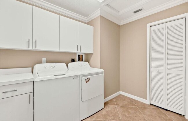 Foto del edificio - 2202 Hidden Lake Dr