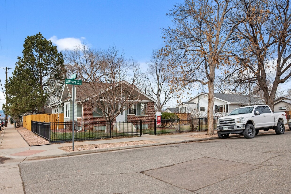 3291 S Pearl St Unit 2, Englewood, CO 80113 Room for Rent in