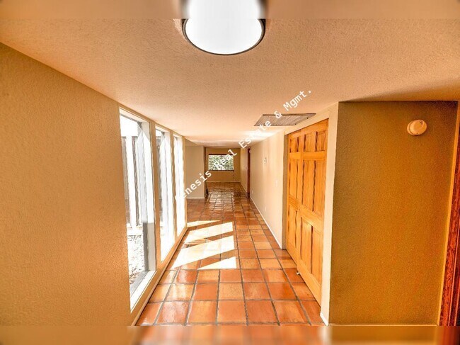 Foto del edificio - 4741 Calle Elegante