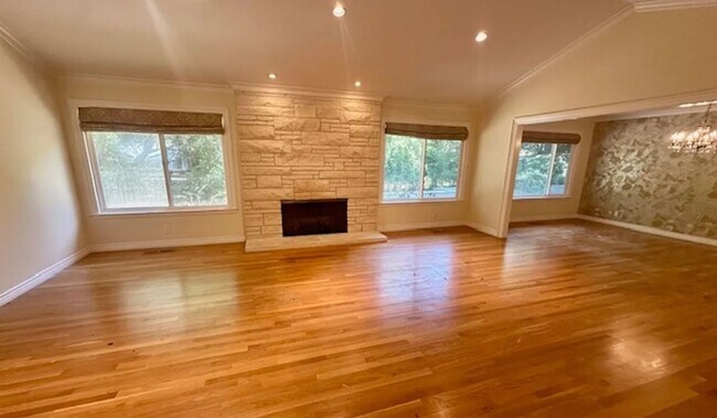 Foto del edificio - Beautiful 5 Bedroom, 3 Bathroom Home in the Golden Triangle of Saratoga