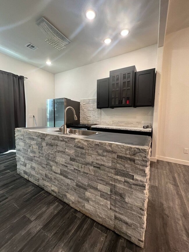 Building Photo - COMING SOON: BEAUTIFUL MODERN 2 BEDROOM / 1 BATHROOM WITH FENCED IN YARD CLOSE TO HOSPITALS IN JO...