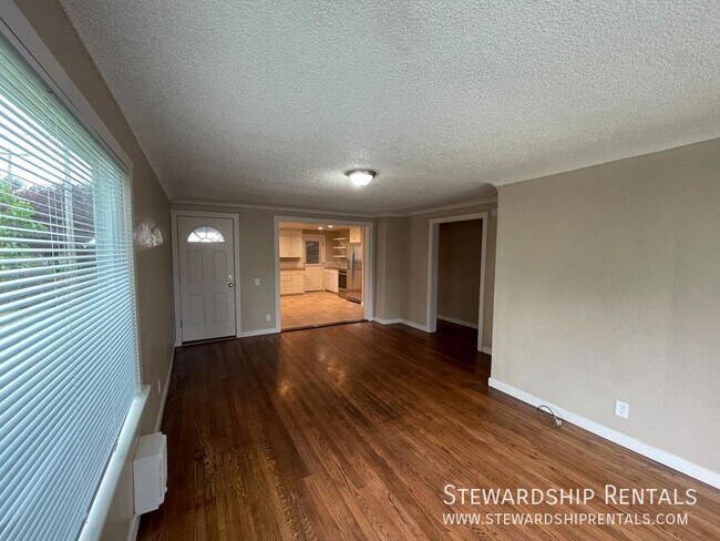 Building Photo - 3 Bedroom Home in Springfield!