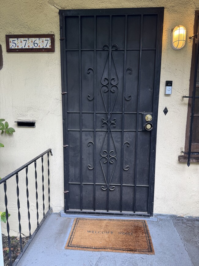 Building Photo - 5767 San Vicente Blvd