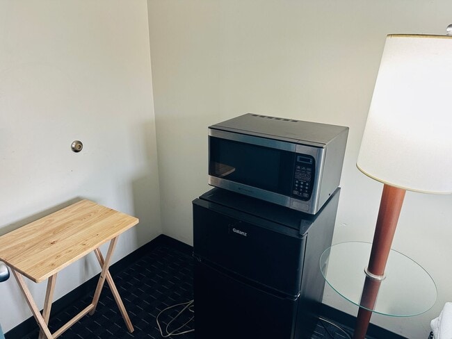 Building Photo - Furnished Studio Near Hospitals with WiFi, Cable TV and laundry