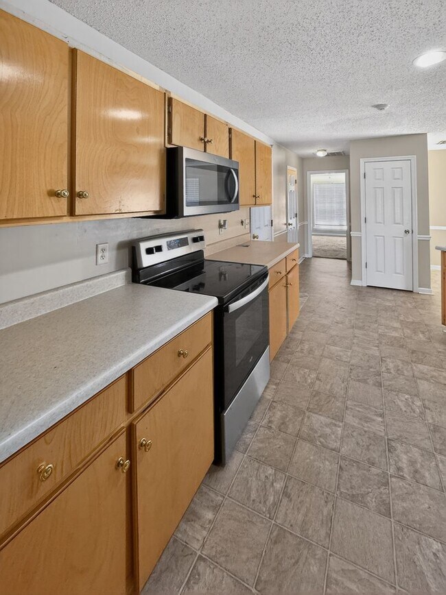 Foto del edificio - RATE DROP ALERT (was $2200/month) and MOVE-IN SPECIAL: 1st FULL MONTH'S RENT FREE*
