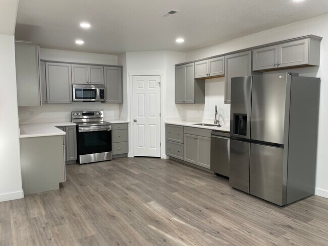 Building Photo - 1143 S Village Dr