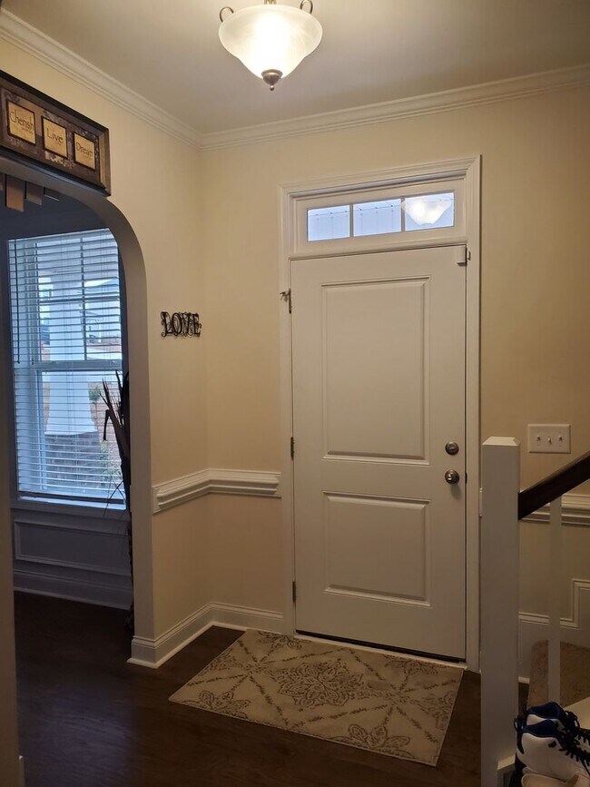 Foto del edificio - 4 bd/ 2.5 ba located MINUTES from Fort Bragg! Quiet Neighborhood!
