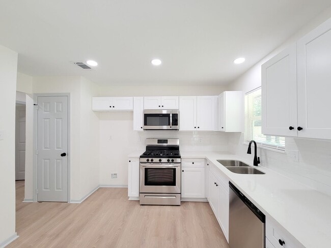 Building Photo - RECENTLY REMODELED 3 BEDROOM 1 BATH LEASE ...