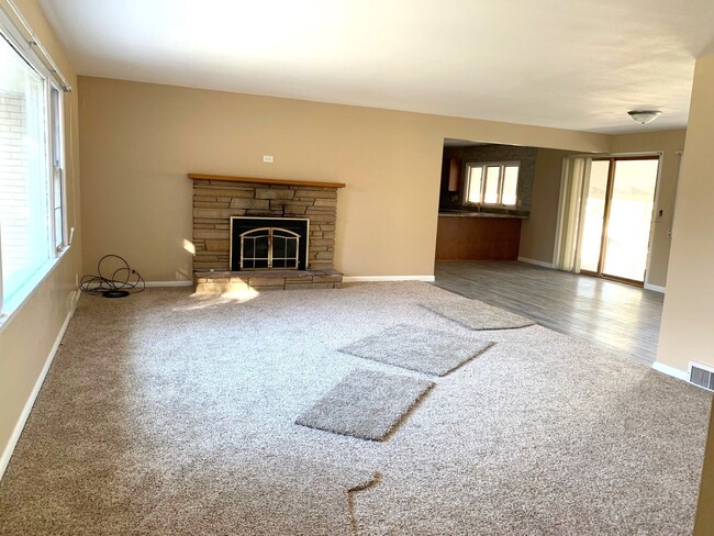 Building Photo - Newly remodeled 5 bedroom, 3 bath ranch st...