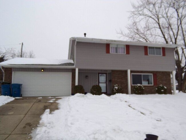 Building Photo - Spacious 4 Bed 2.5 Huber Heights home!