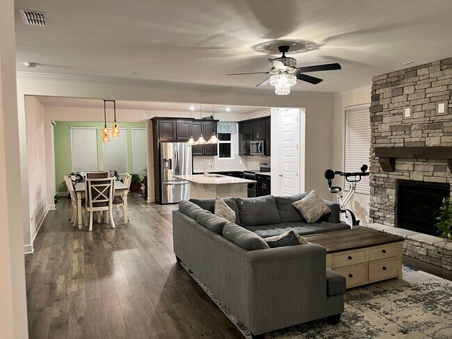 Foto del edificio - 4 Bed, 3 Bath Home w/ 2 Car Garage and Com...