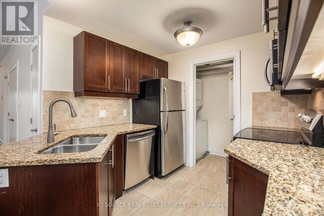 Photo du bâtiment - 323-323 Winona Ave