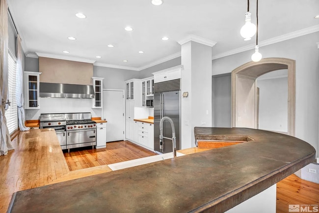 Building Photo - *SHORT TERM LEASE* 5 Bed 2 Bath, Dream Ret...