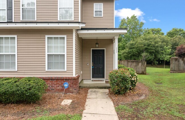 Building Photo - 3 BR, 2.5 BTH. Well Maintained Townhome in...
