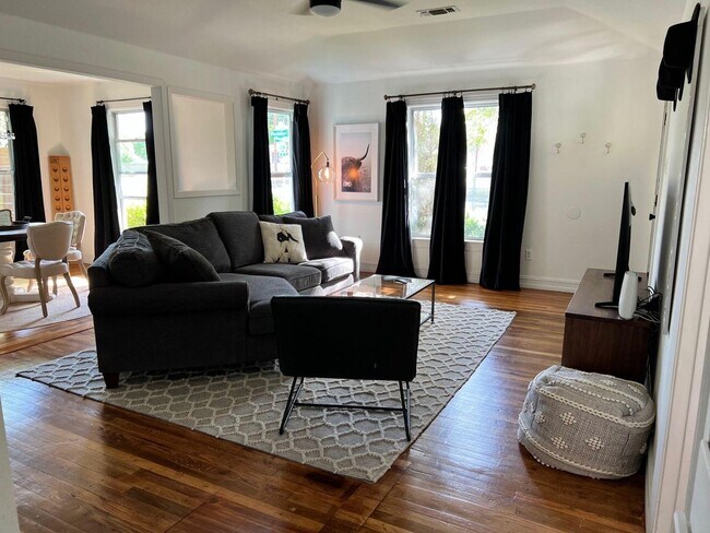 Foto del edificio - Amazing 3 Bed, 2 Bath Rental in Desirable Oakhurst Subdivision of Fort Worth- 76111