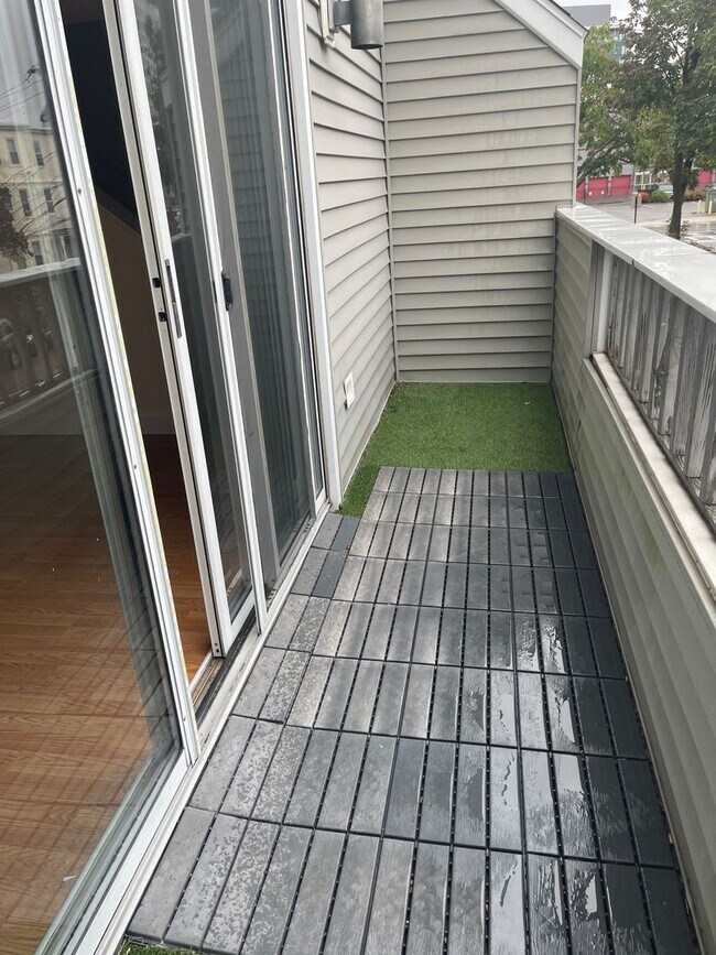 Building Photo - DUPLEX TOWN HOUSE W 2 PORCHES , DECK, POOL, LAUNDRY IN UNIT CENTRAL AC Have a look!!!