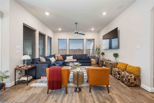 Foto del edificio - 5622 Vintage Oaks Ln