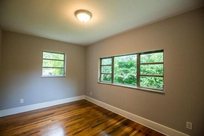 Foto del edificio - Italian Village home with Huge Yard