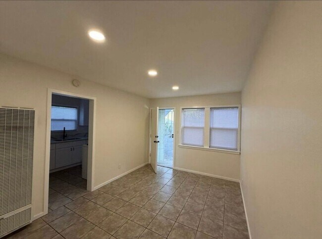 Building Photo - 731 W Vernon Dr