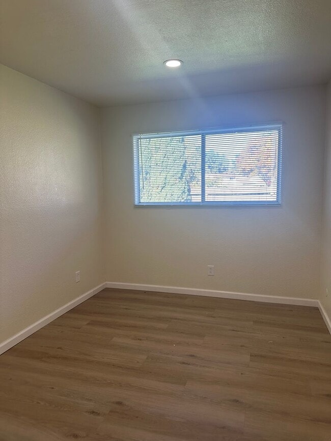 Foto del edificio - 4 Bedroom 2 Bath