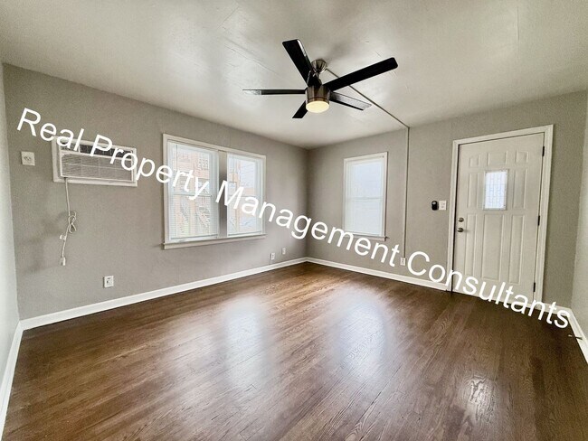 Foto del edificio - 2 Bed 1 bath lower- level apartment in North Kansas City!