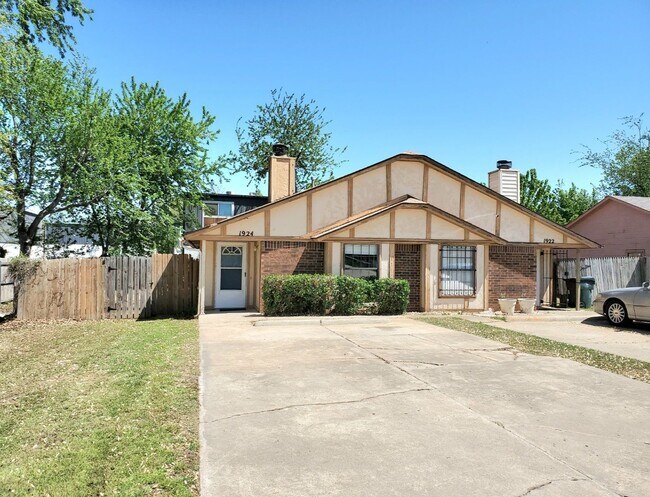 Building Photo - 2 Bed 2 Bath Duplex Near Rose State College