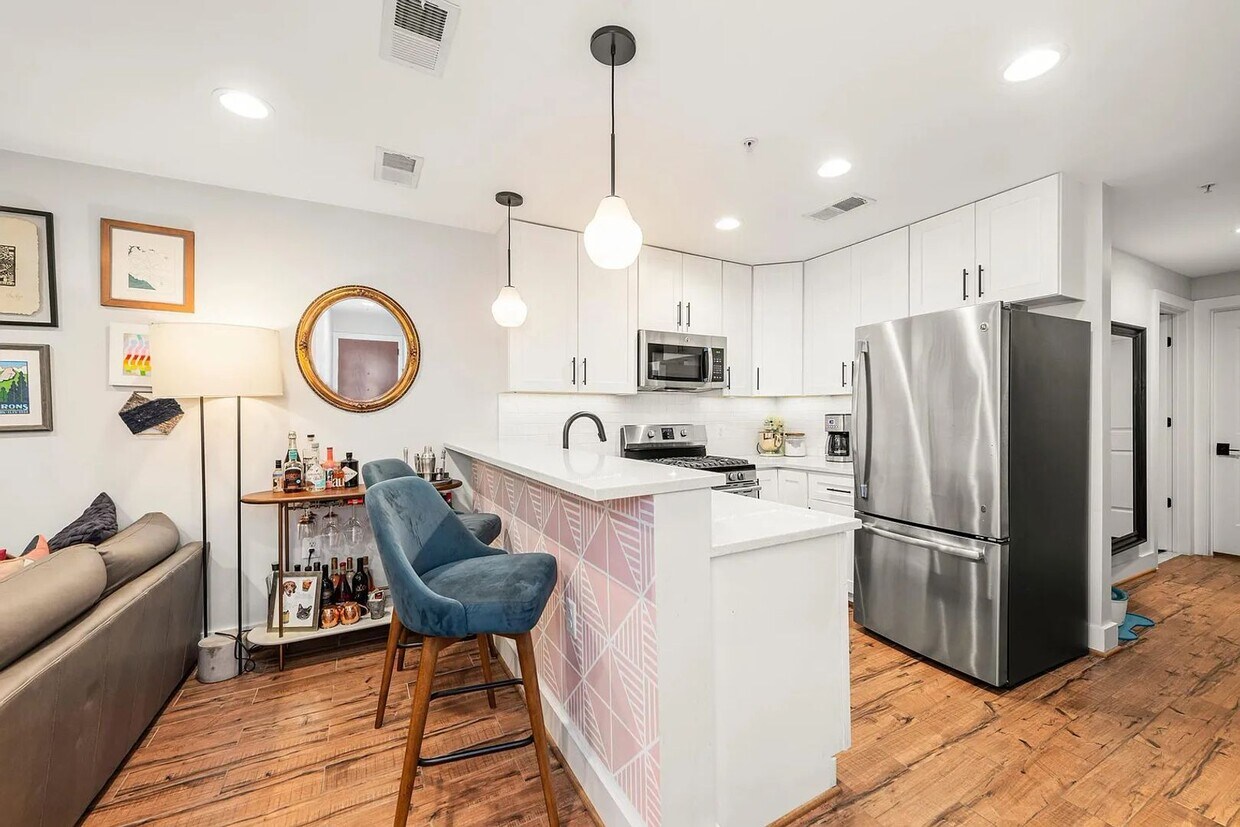 Foto principal - Sunny 1 bed + den 870 sq ft in heart of Pe...