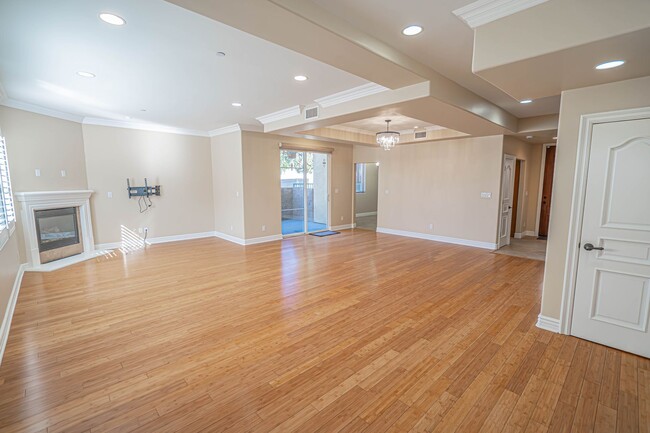 Foto del edificio - Spacious 3-Bedroom Townhome in Burbank!