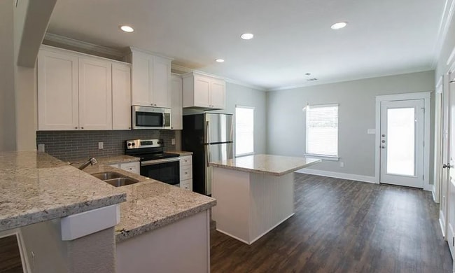 Building Photo - 112 Waverly Dr