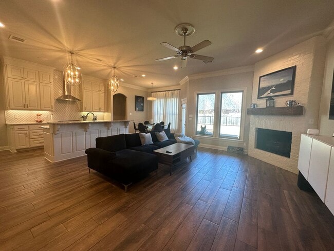 Building Photo - Gorgeous Updated 3 Bedroom Home - Only 5 y...