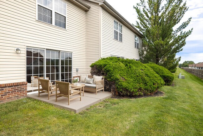 HilliardPark_2026_Patio_VirtualmenteEscenificado - Hilliard Park Apartments