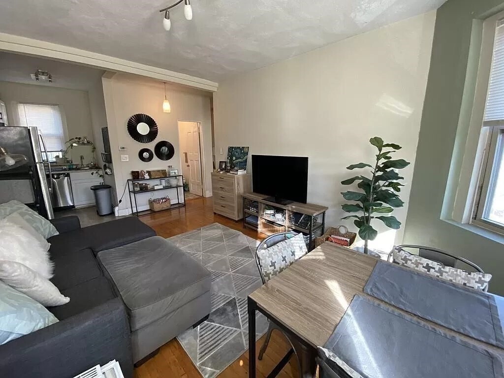 Foto principal - 1665 Commonwealth Ave