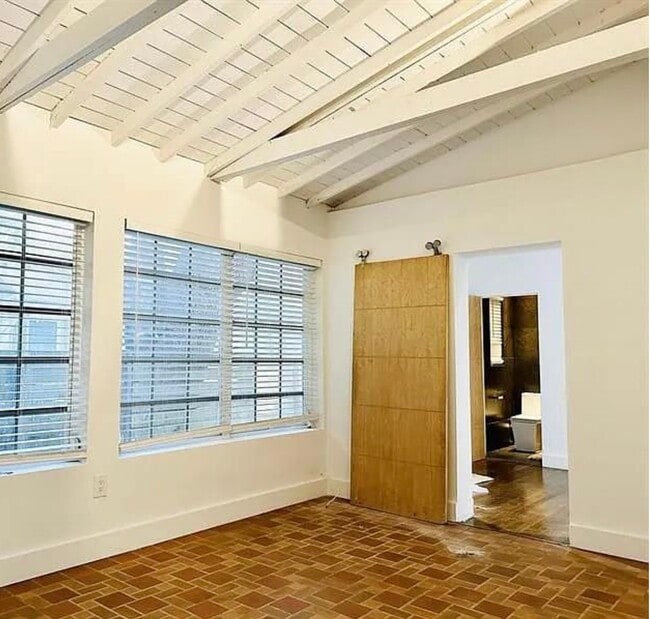 Building Photo - 400 NE 86th St