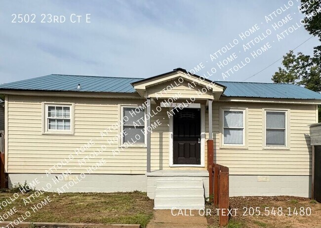 Building Photo - 3 Bedroom 2 Bath with large yard and scree...