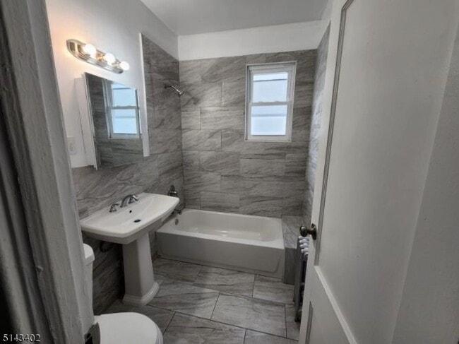 Foto del edificio - 39-41-41 Abbotsford Ave