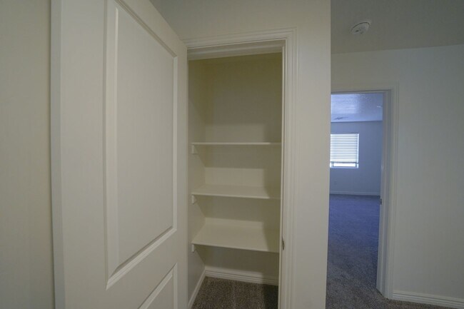 Foto del edificio - Spacious Townhome for Rent – Prime Location!