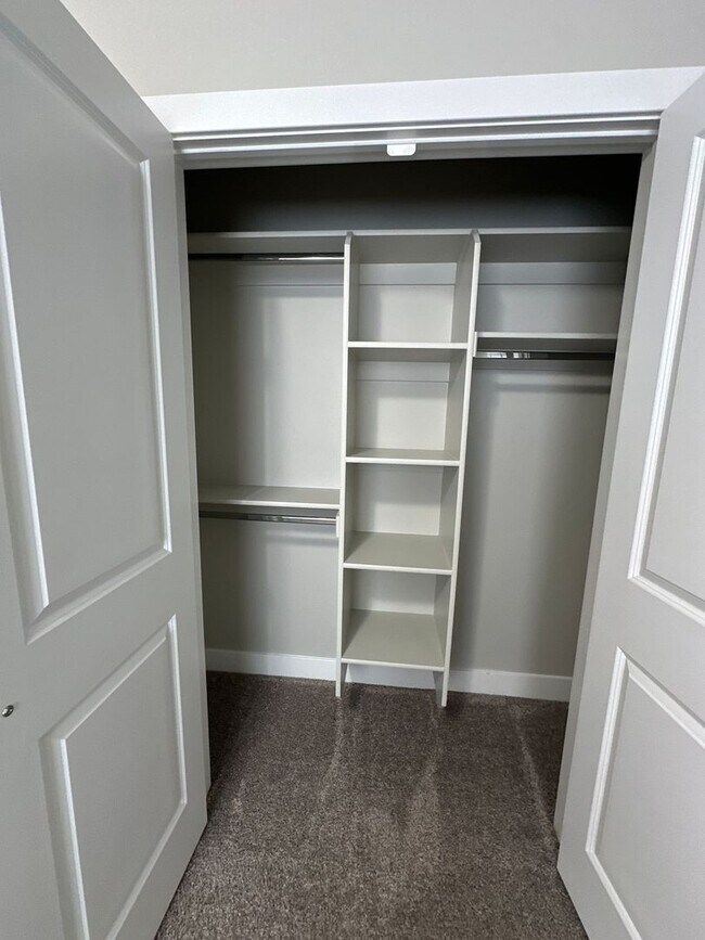 Building Photo - Lovely Townhome