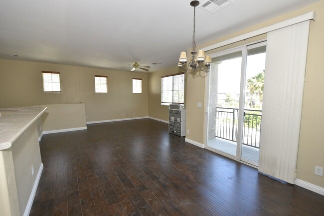 Building Photo - Beautiful 2 Bed 2 Bath Condo With Car Gara...