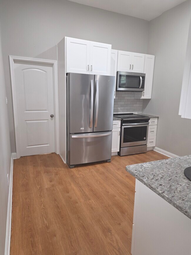 Kitchen (angle 2) - 1700 Linden Ave