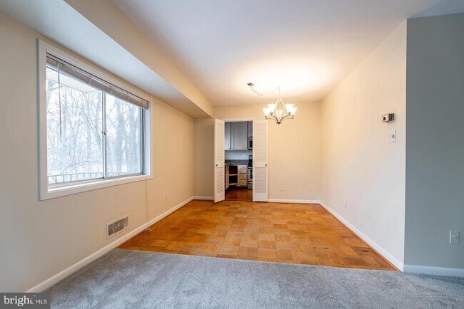 Foto del edificio - 10648 Montrose Ave