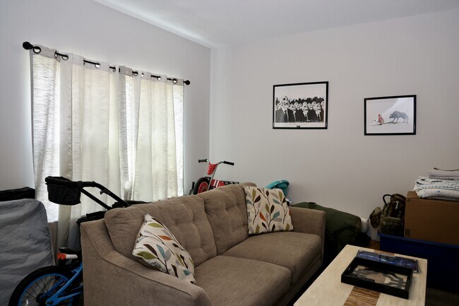 Building Photo - 418 Huntington Dr