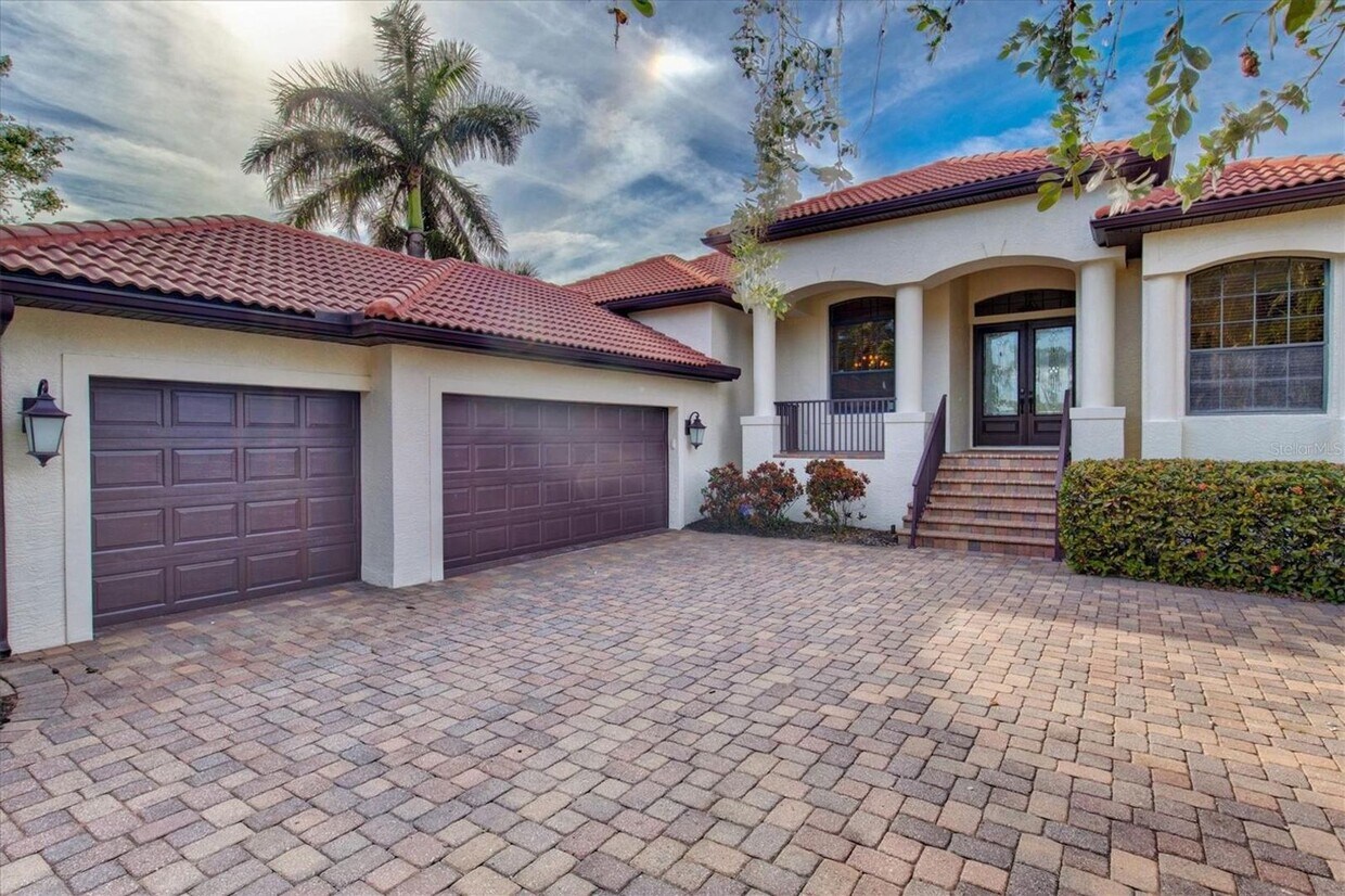 Primary Photo - Annual fully furnished4 bed/3 bath house a...