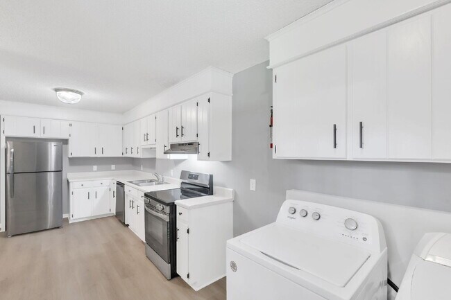 Building Photo - Discover Comfort and Convenience! Prime Bo...