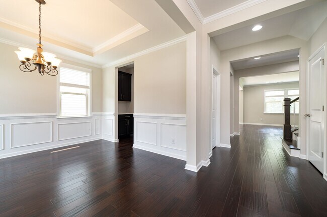 Building Photo - Spacious 6-Bedroom/4.5-Bathroom Home in Hi...