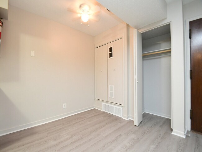 Foto del edificio - 2321 Benson Gardens Blvd
