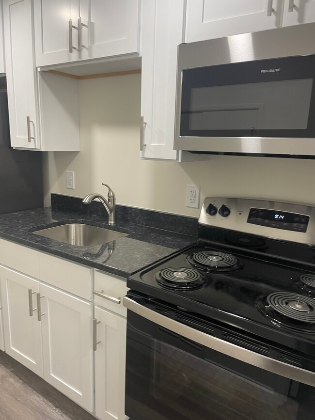 Kitchen - 914 Elizabeth Ave